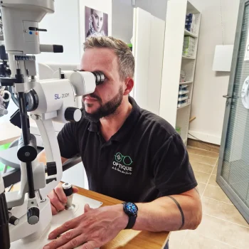 opticien derrière un biomicroscope