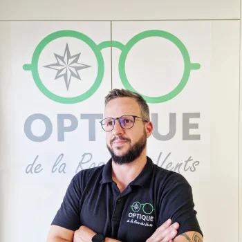 opticien posant le logo du magasin d'optique