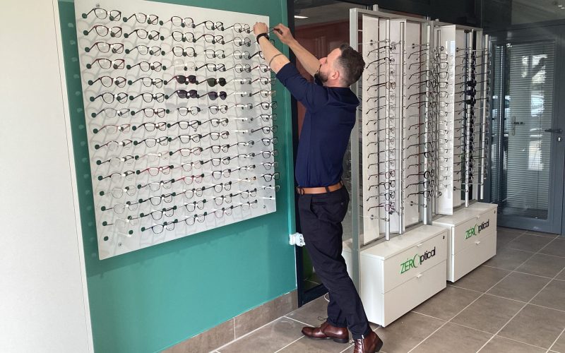 opticien qui range des lunettes